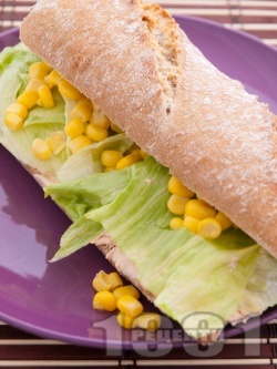 Сандвич с пастет от риба тон, айсберг и царевица - снимка на рецептата